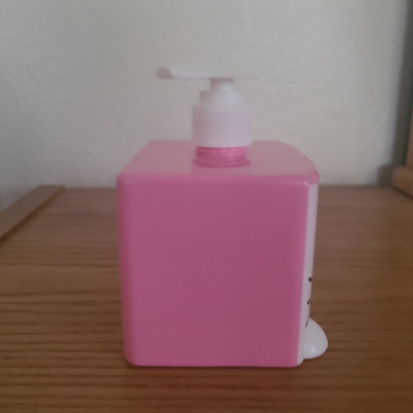 Hello Kitty Pink Soap/Lotion Dispenser - Picture 2 of 6